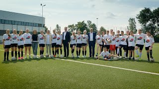 Fußballfeld auf SchwimmbadParkdeck eröffnet [upl. by Anahcra]