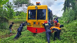 Nekat Lori Masuk Jalur Kereta Berumput Tinggi Sampai Di Dorong Rame Rame [upl. by Nissa]