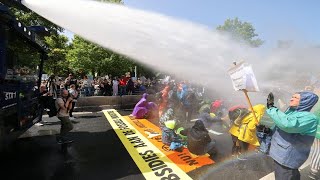 Waterkanon ingezet bij demonstratie Extinction Rebellion op de A12 [upl. by Mairim]