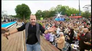 ZDFFernsehgarten  Willi Herren quotDas Lied der Schlümpfequot PoolParty 2011 [upl. by Eisenstark980]