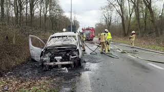 Kleine bestelwagen volledig uitgebrand op afrit E40 in Oostkamp [upl. by Otreblig]