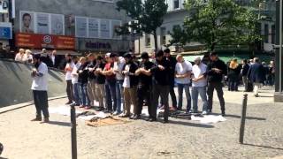 Beautiful Scene Muslims Pray in Public in a German City 2014 المسلمون يصلون في المدينة الألمانية [upl. by Hnim]