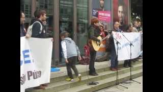 Sés canta quotTempestades de salquot na manifestación contra a LOMCE [upl. by Shute986]