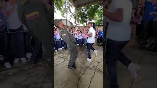 Policía vs Estudiante bailando parte 5 [upl. by Niknar]