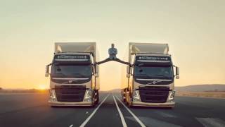 Jean Claude Van Damme  JCVD macht Spagat zwischen fahrenden Trucks [upl. by Suaeddaht]