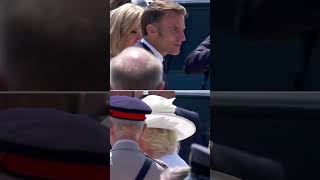 NORMANDÍA  Macron lanza un beso al aire a los reyes de Inglaterra en la celebración del Día D [upl. by Iliak]