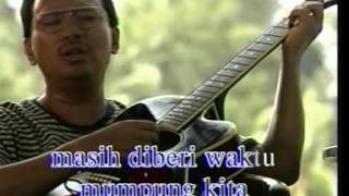 Ebiet G Ade  Masih Ada Waktu [upl. by Ruelle]