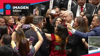 Entre gritos de apoyo legisladores de Morena reciben a López Obrador en el Congreso [upl. by Ultan]