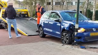 Automobilist rijdt tegen lantaarnpaal [upl. by Rehtnug]