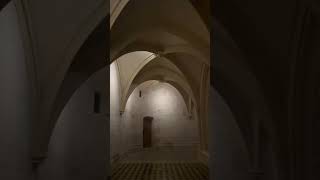 Méditation dans un cloître de monastère [upl. by Leinadnhoj558]