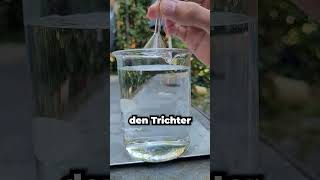 Wasser durch einen Trichter spritzen lassen experiment physik science wissenschaft [upl. by Selene390]