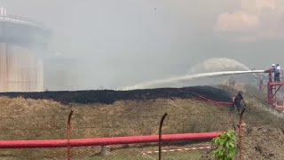 Nuovo incendio a Roma fiamme a contatto con il deposito di stoccaggio del carburante per aerei [upl. by Aissela860]