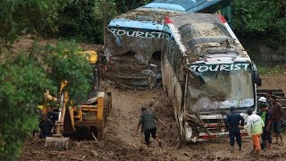 Extremwetter Mindestens 190 Tote nach Überflutungen in Nepal [upl. by Kronfeld]