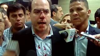 Diputado Julio Borges fue agredido a las afueras del CNE [upl. by Kirima]