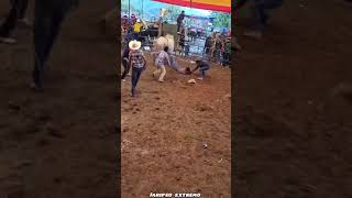 PEQUEÑO DE TOMA QUE PRIVADO VS TORO EL GRINGO LOCO😱🔥🇲🇽 jaripeo shorts [upl. by Limbert]