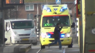 BIJNA AANRIJDING Ambulance 15103 met spoed naar melding in Den Haag 549 [upl. by Jo-Anne]