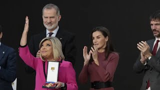 Las lágrimas de Terelu Campos y el gesto de la Reina Letizia al recoger la Medalla de Oro [upl. by Avraham]