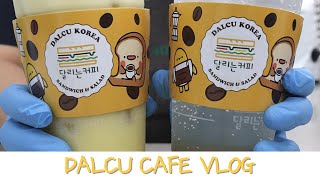 【4K】SUB 😍바뀐 컵홀더가 너무 귀여워서 미쳐벌임😍│DALCU CAFE VLOG│달리는 커피 카페 브이로그│달커│ASMR│KOREA│ [upl. by Kauffmann]