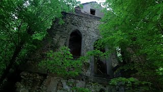 Verlassene gotische Kapelle tief im Wald  Exploring lost places [upl. by Merrow]