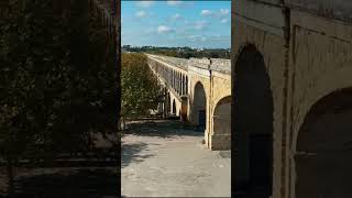 AquedutosNo passado a água chegava nas casas pelo aqueduto Aqueduto SaintClément Inscrevase [upl. by Aramad304]