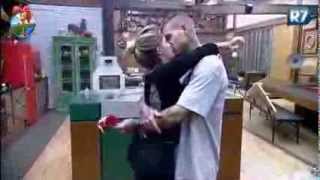 Mateus Verdelho entrega flores para Bárbara Evans [upl. by Otaner607]