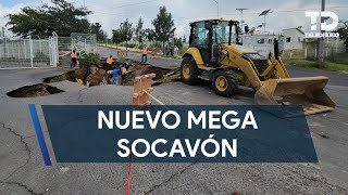 Se forma un nuevo mega socavón en Tlaquepaque autoridades cierran vialidad [upl. by Scuram174]