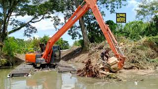 AMFIBIA EXCAVATOR HITACHI ZAXIS 130 TOLONG MESIN TEBANG POKOK CHAINSAW [upl. by Noll]