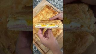 Empanada de hojaldre rellena de jamón queso nata y huevo receta fácil [upl. by Mellisa]