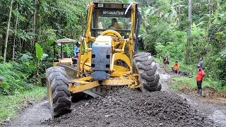 Motoniveladora Komatsu GD555 Motor Grader Grading CTB Aggregate [upl. by Stelle]