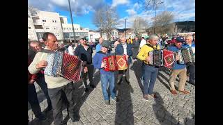 26022023 met lenteweer plezier in Cabeceiras de Basto accordeon muziek en dansen op het marktplein [upl. by Lorrad]