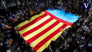 La Senyera desfila por las calles de València con normalidad y entre muchos aplausos [upl. by Agarhs615]