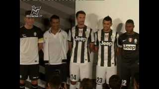 Ecco la nuova maglia bianconera 20122013 cè lo Scudetto via le stelle [upl. by Llenet220]