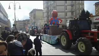 Frosinone I carri di Carnevale sfilano in via Aldo Moro [upl. by Hurd]