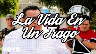 Banda Los Sebastianes De Saúl Plata  La Vida En Un Trago Lyric Video [upl. by Gardel]