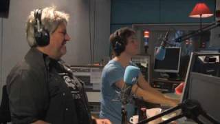 Tom Waes zingt Dos Cervezas bij MNM en Studio Brussel [upl. by Drof]