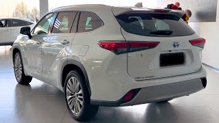 NEW Toyota Highlander indepth Walkaround [upl. by Hsirahc]