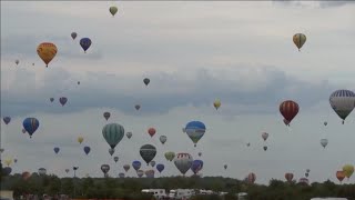 Centenas de balões colorem céu na França [upl. by Ferdinande]