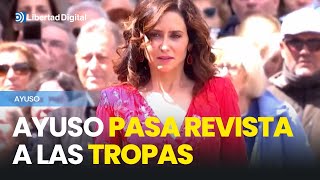 Ayuso pasa revista a las tropas entre vítores de los madrileños asistentes [upl. by Modestine]