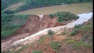 Barragem se rompe com fortes chuvas na Bahiaentre Anagé e vitória da conquista [upl. by Annadiane373]