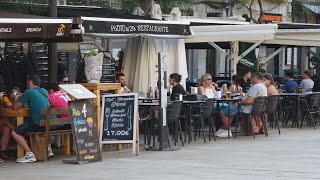 Les terrasses de la plaça de la Font tancaran més aviat a lestiu [upl. by Herwin]