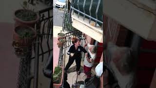 Ragazza suona il flauto sul balcone viene insultata ed aggredita con bestemmie [upl. by Jordan]