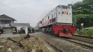 SIMPANGAN DUA KERETA  KA KERTAJAYA VS COMMUTERLINE WALAHAR EKONOMI [upl. by Airemat]