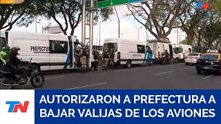 CONFLICTO AERONÁUTICO I El Gobierno autorizó a Prefectura y PSA a bajar las valijas de los aviones [upl. by Enovahs960]