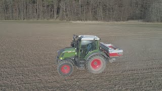 Erste Düngergabe 2022 streuen mit FendtOne Vario 313 and NEW Kverneland Streuer [upl. by Nagiam]