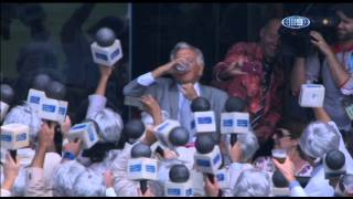 Bob Hawke sinks a beer at the SCG [upl. by Femmine]