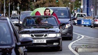 Fünfsitzer Dieser Mann braucht ein ganzes Auto für sich [upl. by Lesiram990]