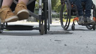 COSMOPOLIS  Pente pavé parking et toilettes inadaptés quand tout vous rappellent votre handicap [upl. by Enialed]