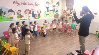 Five Finger Fun A WarmUp for Little Ones🤩🤚🏻esl warmup hellosong kindergarten fun [upl. by Lovash]