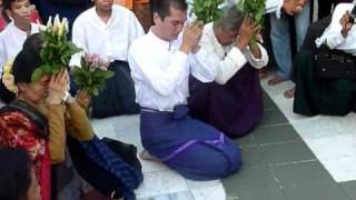 Birmanie Aung San Suu Kyi à la pagode Shwedagon [upl. by Oek]