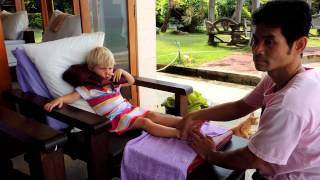 Wereldreis met kinderen  Voetmassage op Koh Tao [upl. by Ytirahs514]